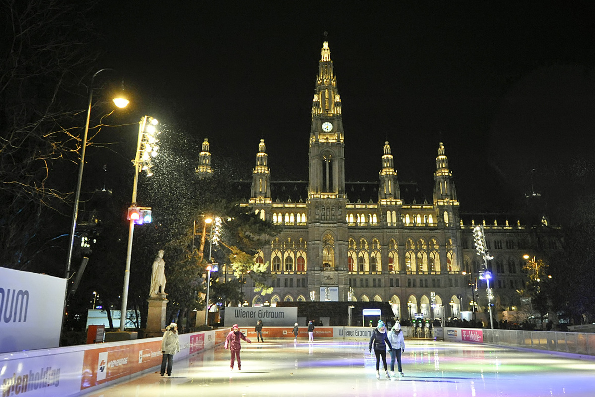 Den Schlittschuhläufern wird in der diesjährigen Eistraumsaison so viel Fläche wie noch nie geboten. Das Areal wurde heuer nämlich auf mehr als 7000 Quadratmeter vergrößert - nach 6000 Quadratmetern im Vorjahr.