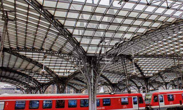 Hauptbahnhof. Durch das Glasdach blickt der weltberühmte Kölner Dom.