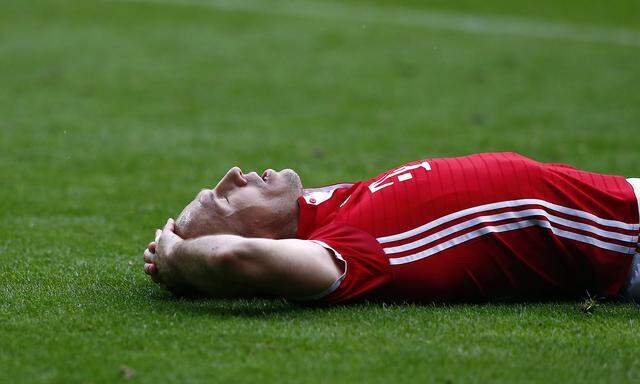 Bayern Munich's Arjen Robben looks dejected