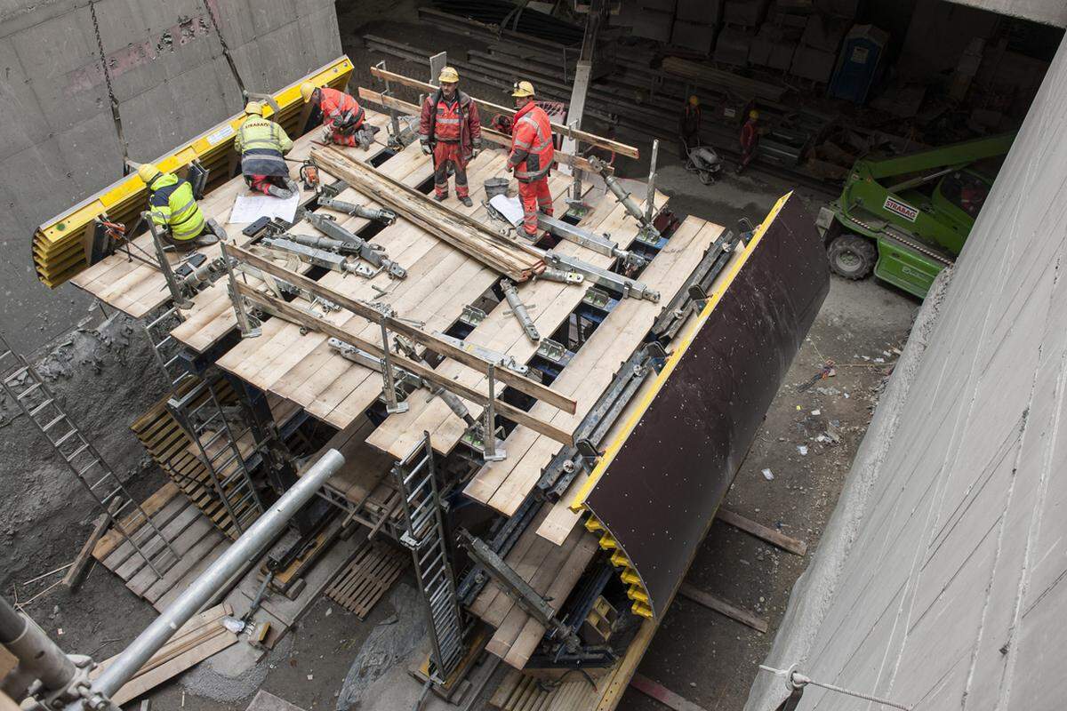 In zweieinhalb Jahren soll die Verlängerung der Wiener U-Bahnlinie 1 vom Reumannplatz über den Verteilerkreis bis zur neuen Endstation Oberlaa fertig sein. Derzeit werden die Tunnelröhren verschalt und isoliert. Ein Zwischenbericht von der Großaustelle.