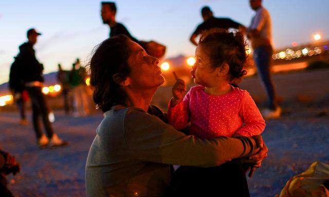Maria Gonzalez aus Venezuela mit ihrer zweijährigen Enkeltochter am Ufer des Rio Grande auf mexikanischer Seite. 
