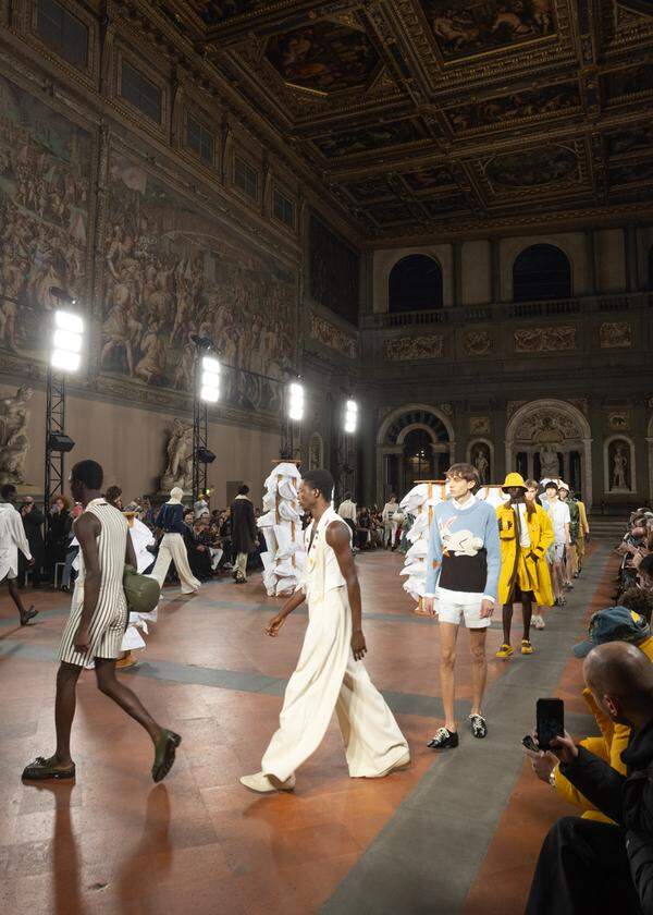 In einem Saal des Palazzo Vecchio in Florenz fand die Show von Pitti-Gastdesigner Steven Stokey Daley statt. 