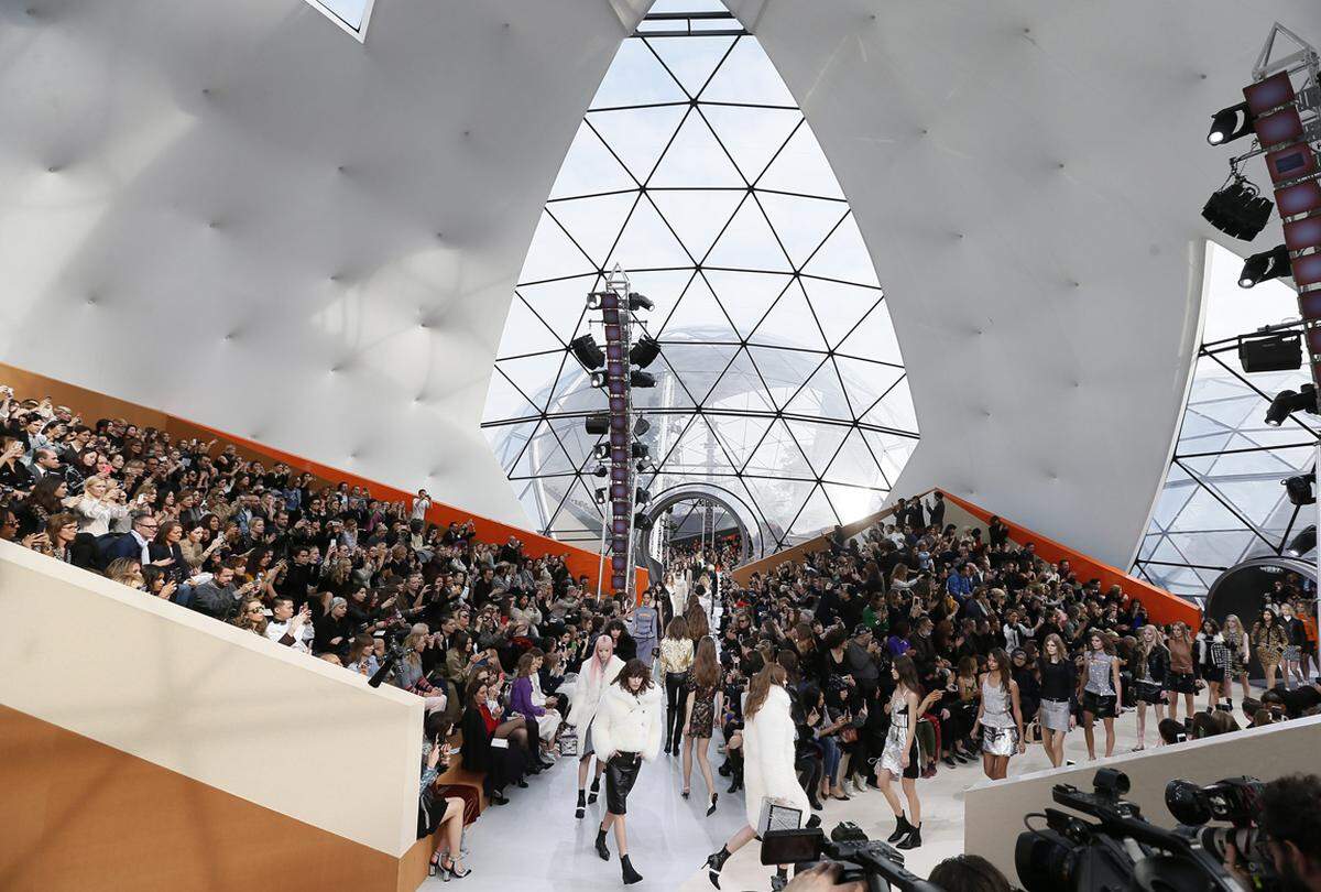 Auf Nummer sicher ist Stardesigner Nicolas Ghesquiere in seiner dritten Schau für Louis Vuitton in Paris gegangen. Er zeigte für die Herbst/Wintersaison 2015/16 am Mittwoch tragbare, tadellos geschnittene Looks. Erneut nutzte er die atemberaubende Kulisse der von Frank Gehry errichteten Fondation Louis Vuitton im Bois de Boulogne.
