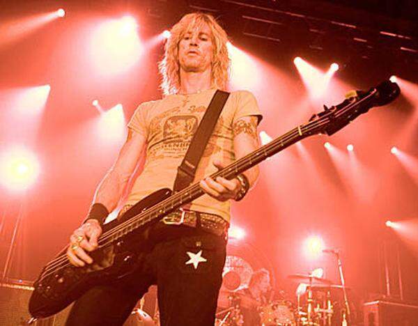 Gemeinsam mit Slash hat der ehemalige Bassist der Band Duff McKagan "Velvet Revolver" gegründet. Die haben sich nach ihrem zweiten Album wiederum von ihrem Sänger Scott Weiland getrennt.