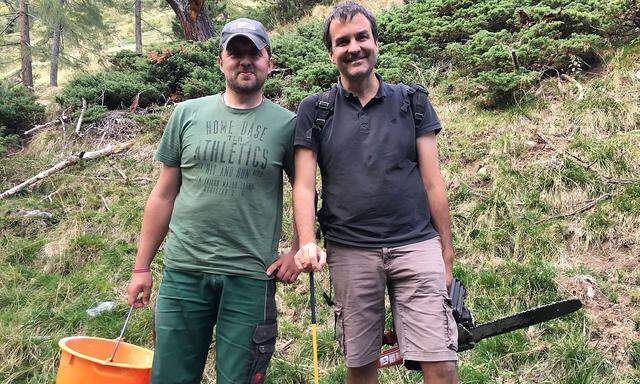 Der Bauer und der Bobo in den Bergen der Krakauebene, wo Christian Bachler (li.) seinen Hof hat und der Journalist Florian Klenk ein "Praktikum" gemacht hat. 