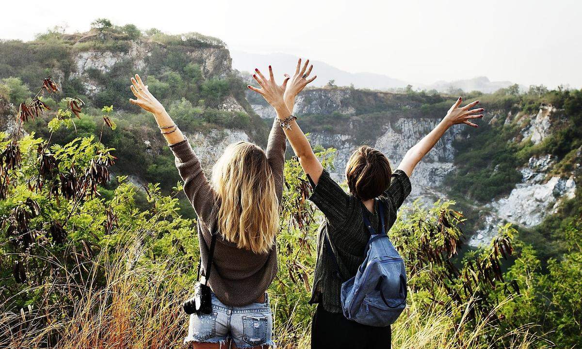 Reisen, reisen, reisen.Wann sonst hat man die Zeit, um die Welt zu bereisen? Also: Rucksack umschnallen und los! Weil als Student aber das gesamte Zeit-Geld-Verhältnis umgekehrt ist (man hat in der Regel immer genug von einem der beiden, das andere ist knapp), heißt es auch: möglichst billig reisen. Interrail und Übernachtung am Flughafen inklusive.