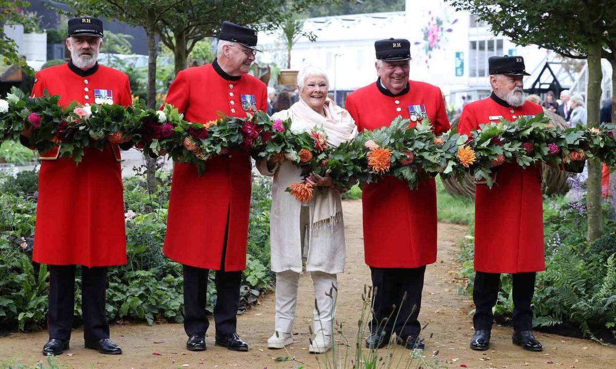 Die 86-jährige Schauspielerin Judi Dench hat bei der Chelsea Flower Show als Botschafterin den Green Canopy Garden eröffnet. Der Garten soll die Bedeutung von Bäumen, Wäldern, Grasland und Wiesen als Lebensraum für Wildtiere hervorheben.