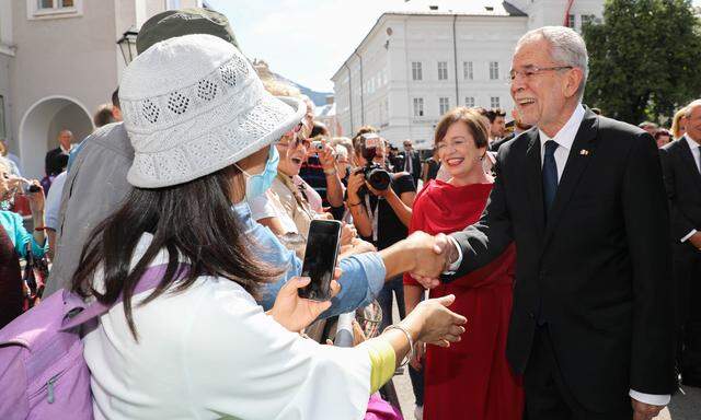 Auch Touristen wollten Präsident Alexander Van der Bellen die Hand schütteln.