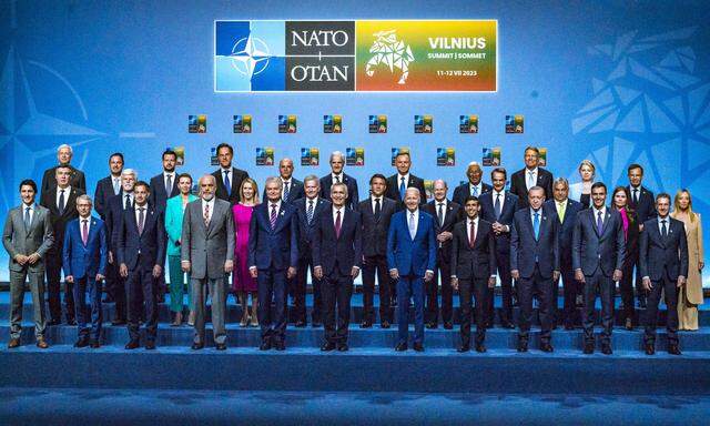 Gruppenbild - noch ohne Schweden und Ukraine - beim Auftakt zum Nato-Gipfel in Vilnius.