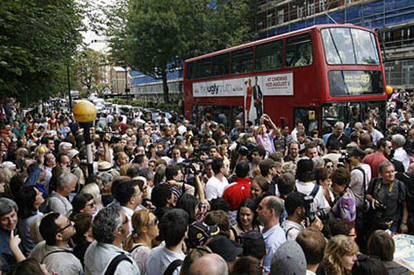 Hunderte Fans kamen in den schicken Londoner Stadtteil St. John's Wood und legten in der Abbey Road sogar den Verkehr lahm. Um das Bild der Fab Four, die über den Zebrastreifen schreiten, ranken sich so einige Legenden.