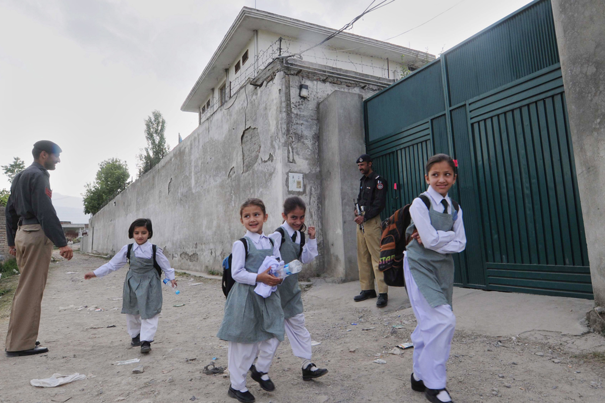 Der meistgesuchte Mann der Welt ist tot. Nach fast zehnjähriger Jagd erschießen US-Spezialkräfte Osama bin Laden auf seinem Anwesen. Der Chef der Terrororganisation al-Qaida hatte sich jahrelang im pakistanischen Abottabad versteckt , das nur 60 Kilometer nördlich der Hautpstadt Islamabad liegt. Die USA vermuten, dass der pakistanische Geheimdienst Bin Laden gedeckt hat. Zwischen Washington und Islamabad herrscht seither Eiszeit.