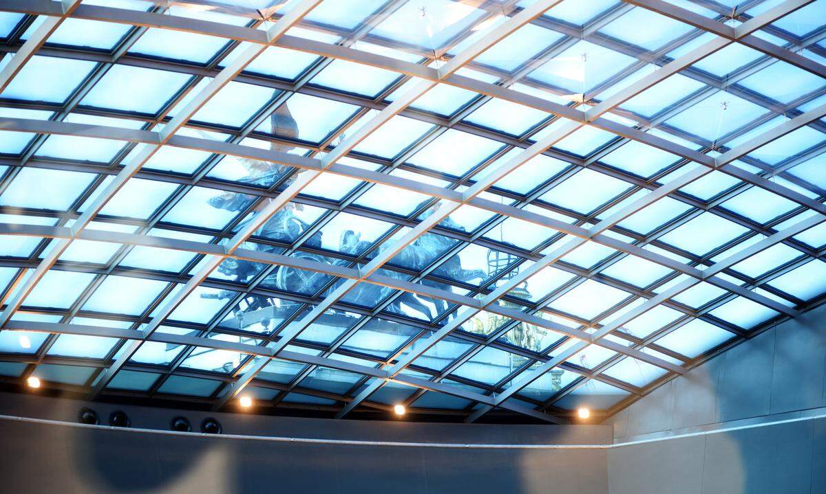 Der Sitzungssaal des Nationalrats hat ein neues Glasdach bekommen. Die Intensität des Sonnenlichts kann dank des Elektro-Chrom-Glases reguliert werden.