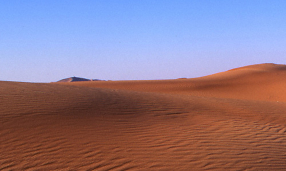 Ihr Lieben daheim, euch entgehen die schönsten Farben unter der Sonne: Himmelblau und strahlendes Weiß, fast so wie auf August Mackes berühmten Tunesien-Bildern. Auch wir sitzen gerade in dem berühmten Café in Sidi Bou Said. Gestern sind wir durch die Medina von Tunis marschiert. Weiter geht‘s in die Wüste, mit dem Jeep nach Ksar Ghilane, ins Zeltcamp. Und dann nach Tozeur auf eine Runde Golf. Tunesien ist zu spannend, um nur am Strand zu bleiben. www.tunesien.info