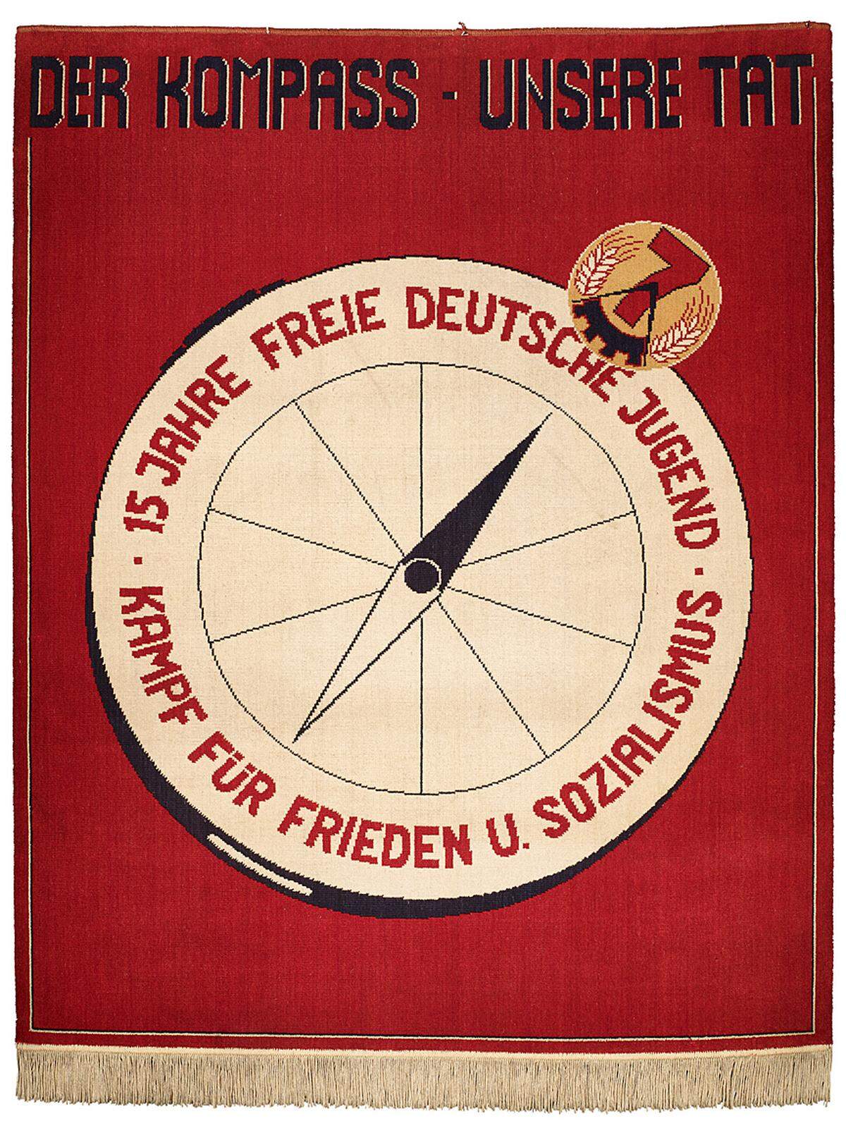 Noch 1987, kurz vor dem Ende der DDR, entstand der Bildteppich zum 20. Kongress der Jugendorganisation der Kommunistischen Partei der Sowjetunion (KPdSU). 15 Jahre Freie Deutsche Jugend; 1,89 x 1,42 Meter; 1961