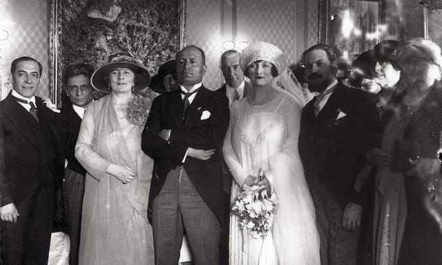 Hochzeit 1926. Links neben der Braut Lilliana Weinman steht Trauzeuge Mussolini, rechts Bräutigam Attilio Teruzzi.