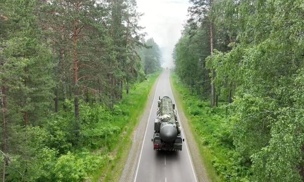 Ein russisches Militärfahrzeug transportiert eine Rakete.