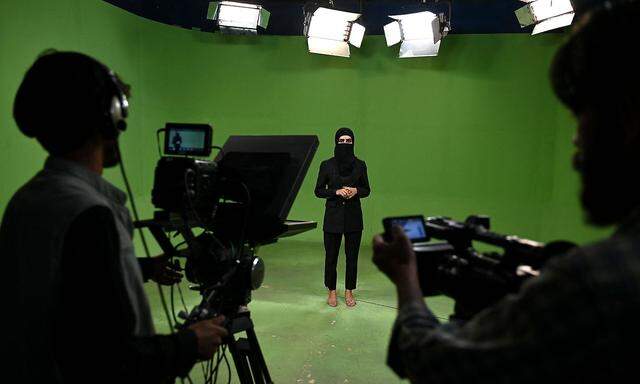 Die „neue“ Medienwelt im Emirat der Taliban. Moderatorinnen müssen sich verschleiern oder dürfen gar nicht mehr im Fernsehen auftreten.
