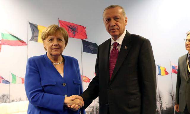Archivbild. Die deutsche Kanzlerin Angela Merkel wird während des Besuchs des türkischen Präsdienten Erdogan zwei Mal mit ihm zu Gesprächen zusammenkommen - nicht aber beim Staatsbankett.