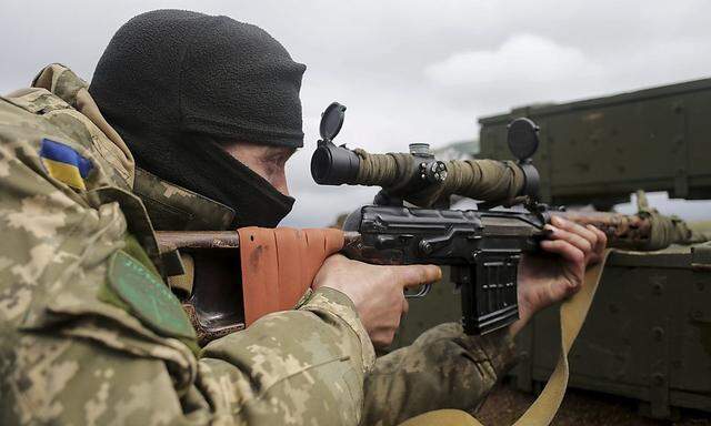 Ukrainischer Soldat bei Schyrokyne 