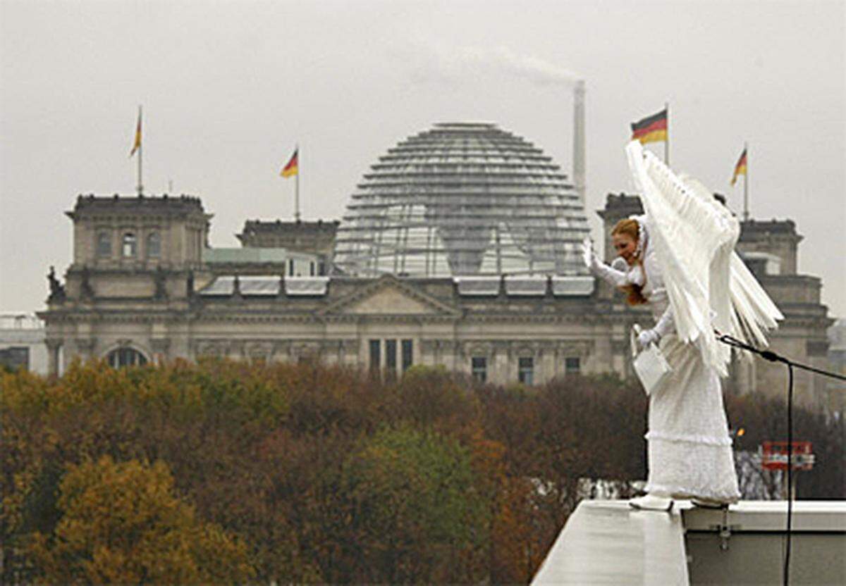 Auch mit der Aktion "Engel über Berlin" wird an den Fall der Mauer gedacht und soll "ein poetisches Bild für die friedvolle Wiedervereinigung einer einst geteilten Stadt" symbolisieren.