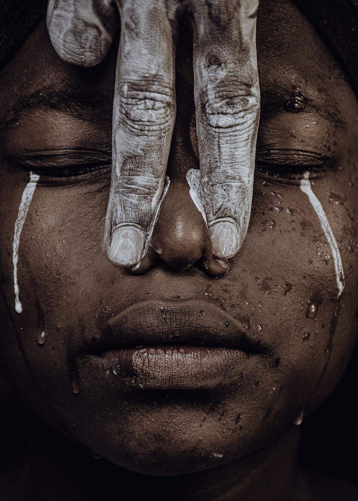 "I can't breathe" nennt der kenianische Fotograf Dennis Onyango sein Bild, das den jüngsten Fotowettbewerb der Plattform Agora gewonnen hat. "Ich kann nicht atmen", waren die letzten Worte des Afroamerikaners George Floyd vor seinem Tod. Der gewaltsame Vorfall hat auf der ganzen Welt eine Welle des Protests ausgelöst. Und hat die Betreiber von Agora dazu bewegt, ein Projekt ins Leben zu rufen. Unter dem Schlagwort #StopRacism sollten Nutzer Bilder einreichen, die diesen Inhalt am besten widerspiegelten.