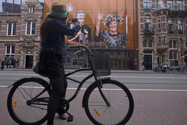 Trotz alledem schätzen die Niederländer den als bodenständig und volksnah geltenden Prinzen mittlerweile ebenso sehr wie seine Mutter Beatrix.