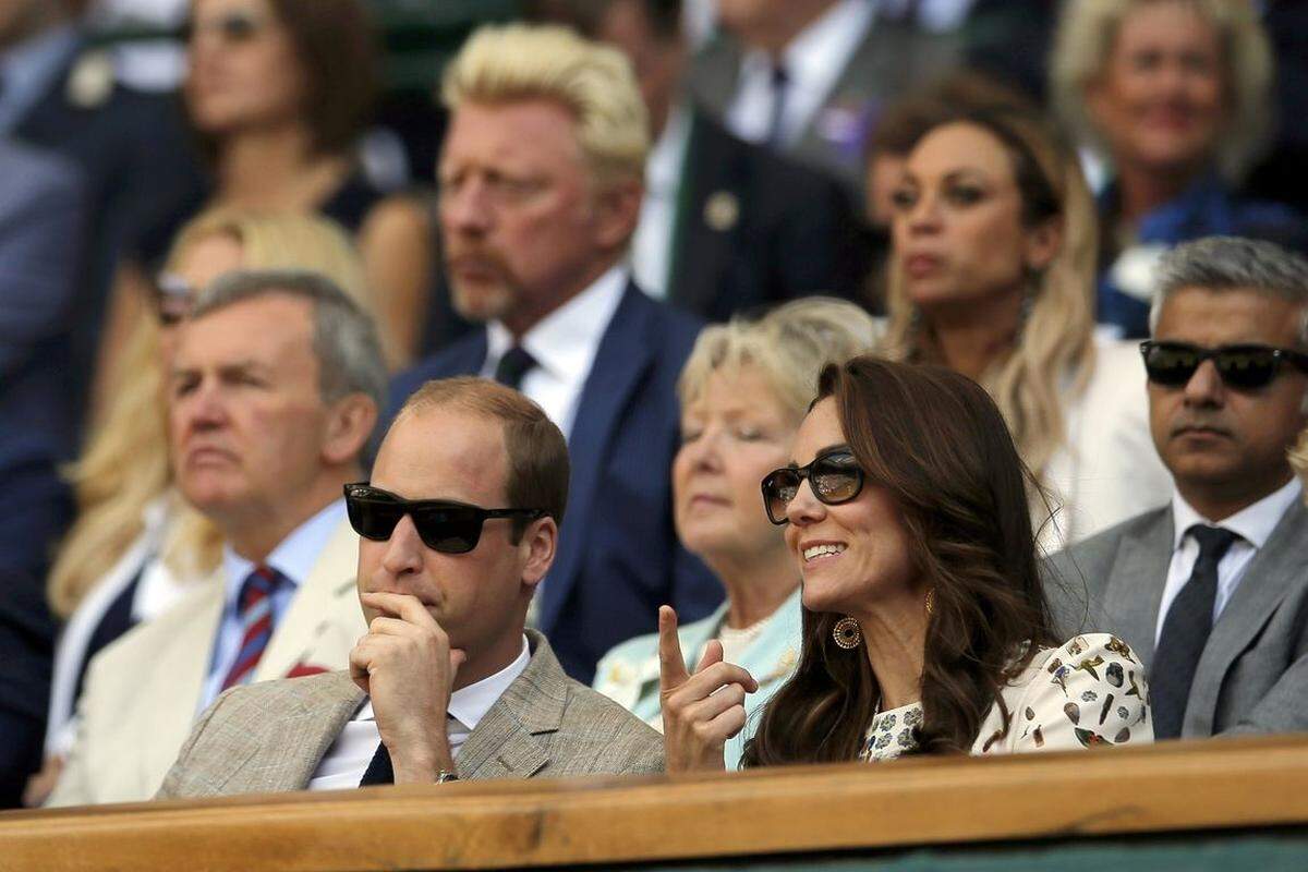 Prinz George kann für sein zartes Alter übrigens nicht nur sehr royal winken, sondern spielt angeblich auch schon Tennis. Das habe die Mutter des Dreijährigen in Wimbledon erzählt, sagte der frühere britische Tennisstar Greg Rusedski.