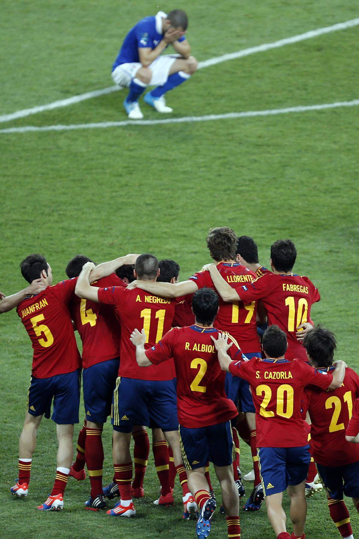 Und während Spanien den dritten großen Titel in Folge feierte, ...
