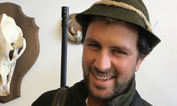 Tirols SPÖ-Chef Georg Dornauer posiert auch auf Facebook gerne als Jäger. Nun musste er sich über das soziale Netzwerk aber für seinen Umgang mit der Waffe entschuldigen.