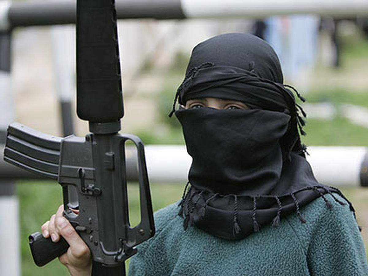 Allerdings unterstützen laut terre des hommes Regierungen häufig paramilitärische Gruppen und Milizen, die Kinder in den Kampf schicken oder sie zu Gewalttaten gegen die Zivilbevölkerung anstacheln. Ein palästinensisches Kind in einem Trainingscamp der Fatah al-Islam in Nahr al-Bared, 2007