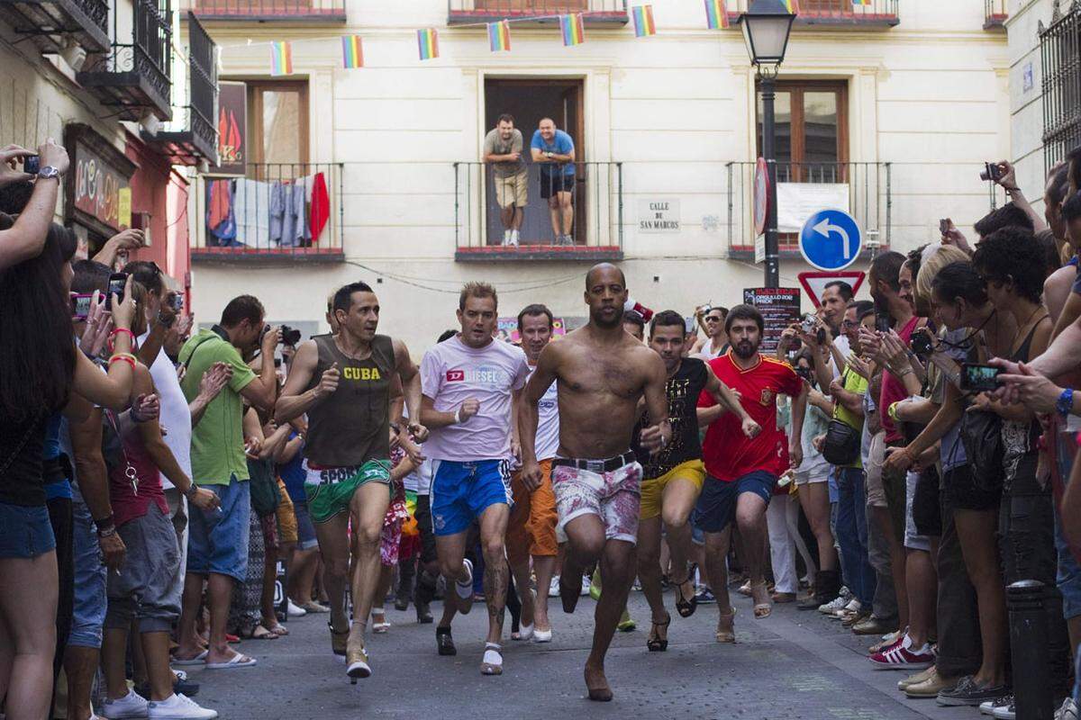 Männer in Stöckelschuhen rennen jedes Jahr am Rande der "Gay Pride"-Parade durch das Stadtviertel Chueca von Madrid.