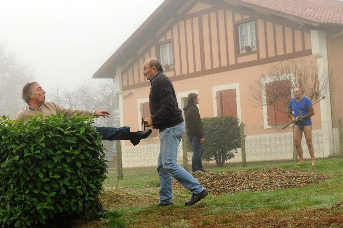 Fotografen der Agence France Presse hielten die skurrile Szenerie fest.