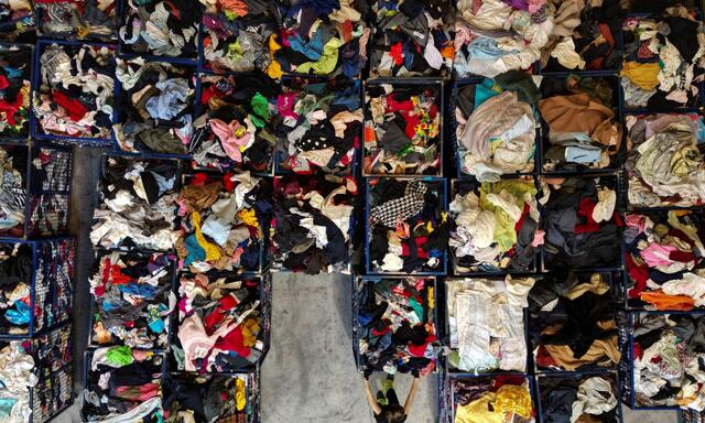 In einem Sortierzentrum von Altkleidung in Barcelona. 