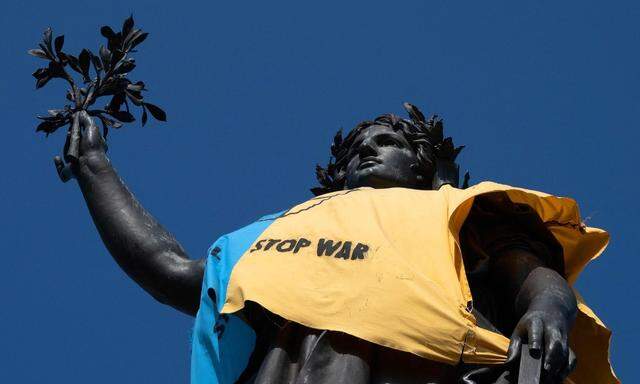 Ein Bekenntnis zur Ukraine und gegen den Krieg am Platz der Republik in Paris.