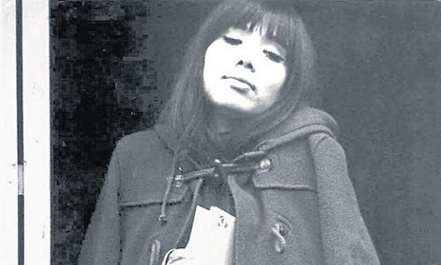 Einmal ohne Zigarette. Schwarz-Weiß-Porträt aus Maki Asakawas jüngeren Jahren.