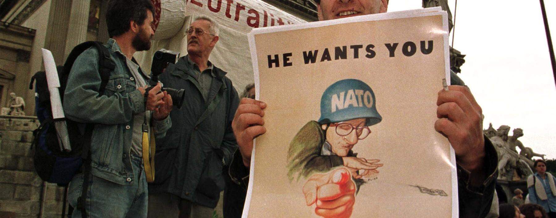 Archivbild: 1997 war die Lage noch ganz klar, damals wurde gegen einen Nato-Beitritt Österreichs demonstriert.