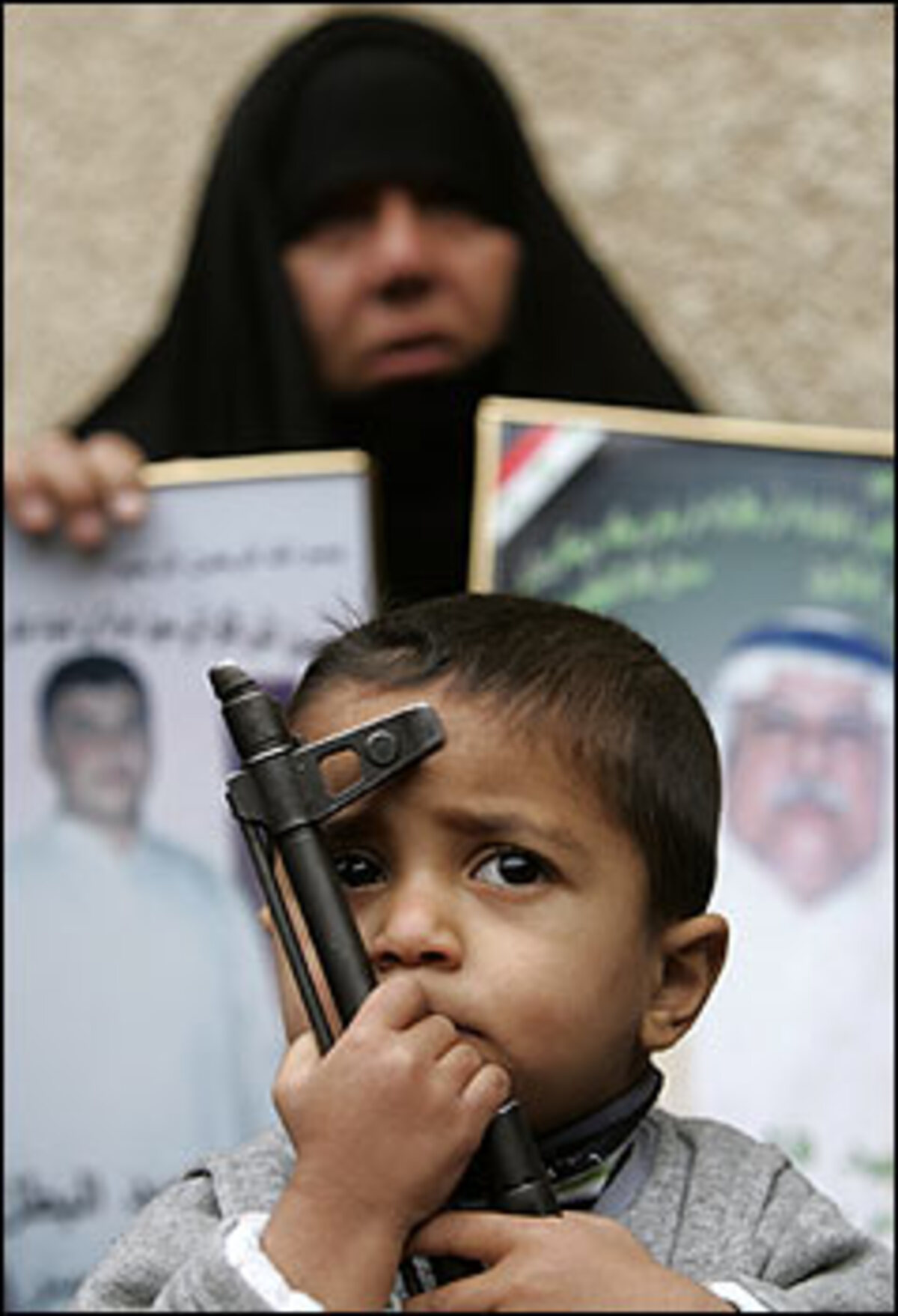 Krieg, Gewalt, Terror. Rund um den Globus schwelen Krisenherde. Besonders brisant ist die Situation in einigen afrikanischen Ländern und in Asien. Aber auch in altbekannten Konfliktregionen kann bereits ein Tropfen das berühmte Fass zum Überlaufen bringen. Weiter: Krisenregionen weltweit