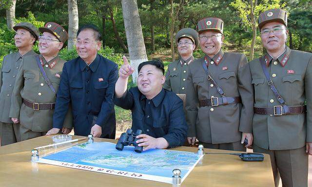 Kim Jong-un mit seinen Raketen-Kumpanen.