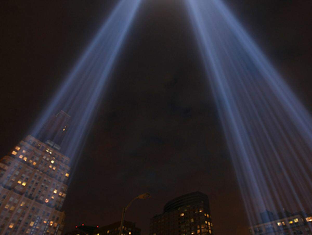 Die Kundgebung fand am Freitagabend in der Nähe von Ground Zero statt, wo riesige Scheinwerfer die Silhouetten der zerstörten Zwillingstürme des World Trade Centers in den Himmel malten.