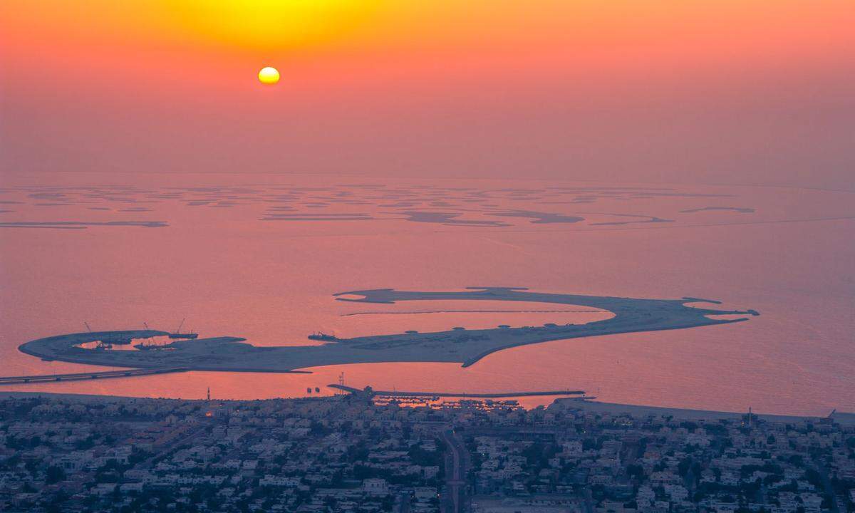 321 Millionen m³ Sand wurden vor der Küste des Dubaier Stadtteils Jumeirah im Stil einer Weltkarte aufgeschüttet. 12 Milliarden Euro an Baukosten fielen an. Seit der Weltfinanzkrise 2007 steht das Projekt allerdings nahezu still. Obwohl mittlerweile 200 der 300 Inseln verkauft sind, fehlt das Geld, um gegen die Erosion anzukommen.