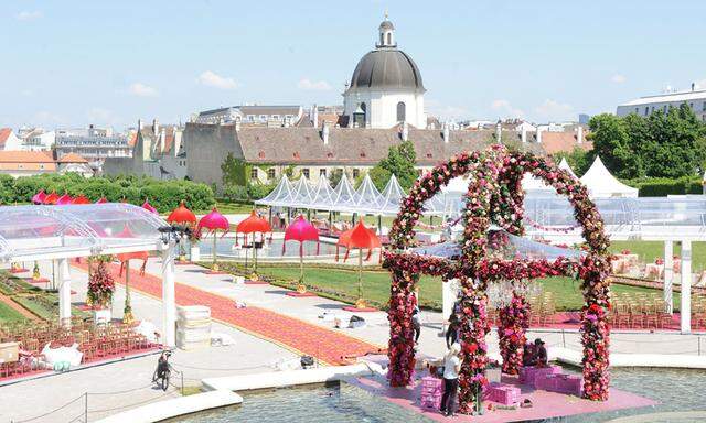  Kulisse für eine indische Märchenhochzeit. Hunderte Helfer peppten den Park des Belvederes auf. Zum Abschluss einer Dreitagefeier in der Hofburg, im Palais Liechtenstein und in den Art-for-Art-Sälen zelebrierten die Milliardärssprösslinge Anushree Jasani und Parth Jindal im ehemaligen Lustgarten des Prinz Eugen ihre Version einer Traumhochzeit.