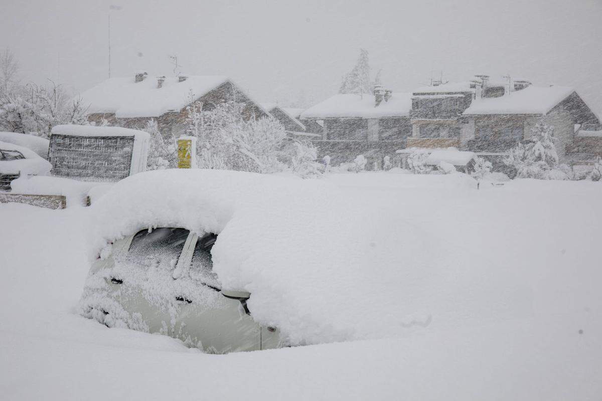 Massive Schneefälle sorgten für ein Winterchaos in Teilen Österreichs. Über ein Meter Neuschnee wurde in Oberkärnten und Osttirol verzeichnet, Autos wurden von den Schneemassen regelrecht begraben.    