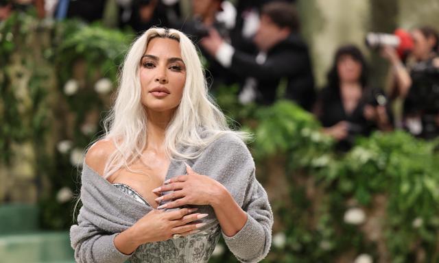 Kim Kardashian weiß jedes Detail ihres Auftritts gekonnt in Szene zu setzen. Bei der Met Gala 2024 fuhr sie dafür die Krallen aus.