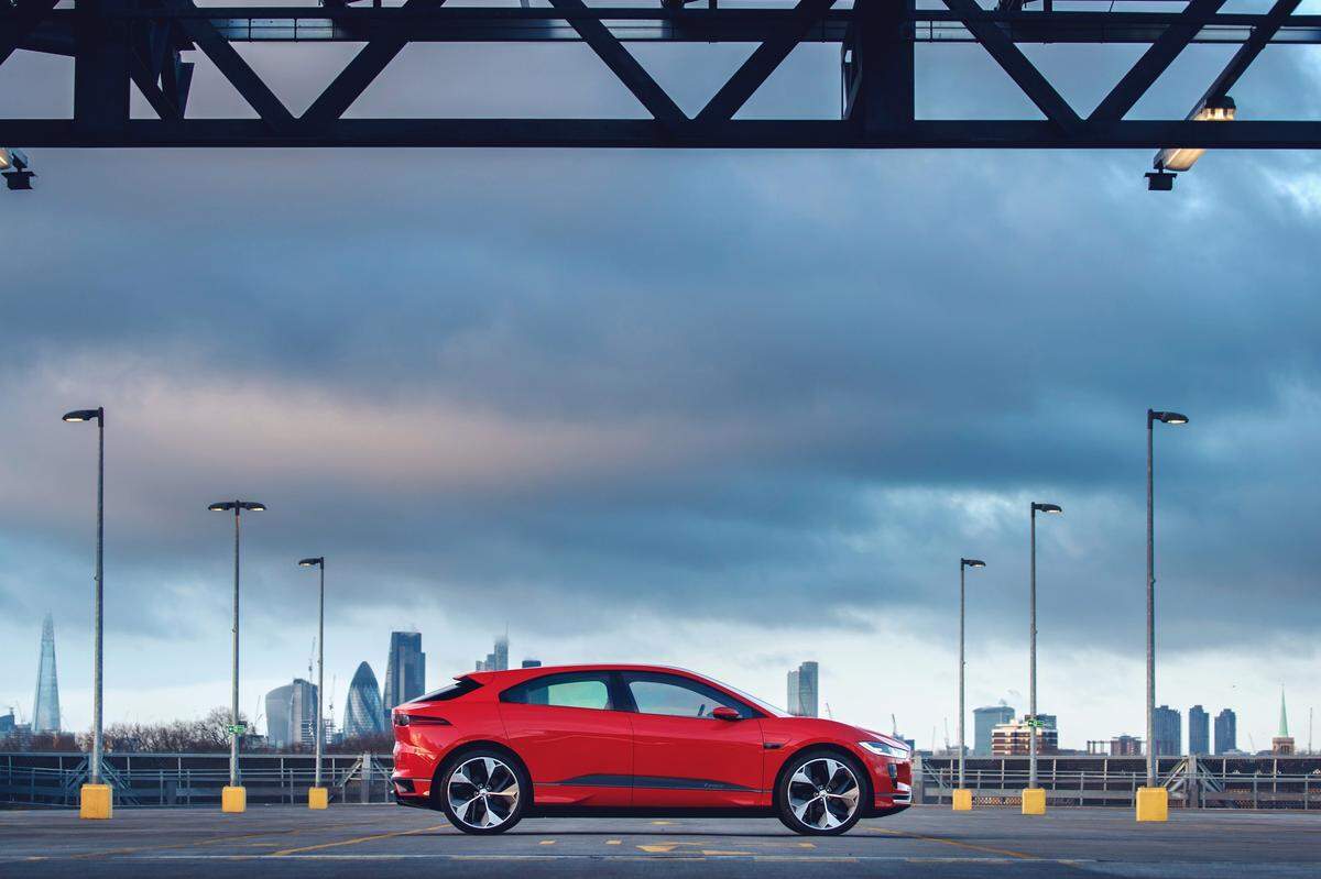 ...sondern ab nächstem Jahr bei Magna in Graz. Der elektrische Jaguar soll Maßstäbe setzen bei Fahrdynamik und Raumangebot - auch die Reichweite soll hohen Ansprüchen genügen. Billig wird er wohl nicht, man darf sich preislich an Tesla orientieren. 