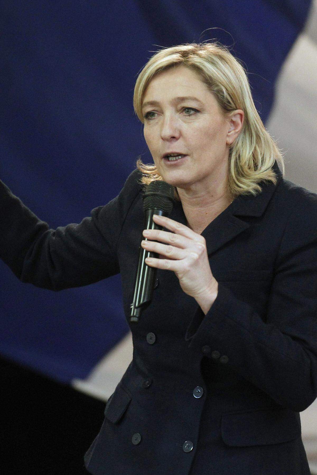 Diese Frau wird viel zu reden geben. Marine Le Pen soll im Jänner den Parteivorsitz des Front National (FN) übernehmen. Der 82-jährige rechtsextreme Haudegen Jean-Marie Le Pen hat sich entschlossen, die Leitung seiner Partei abzugeben. Die 42-jährige Marine ist so aggressiv und schlagfertig wie ihr Vater. Sie will nun den FN verjüngen (mehr).