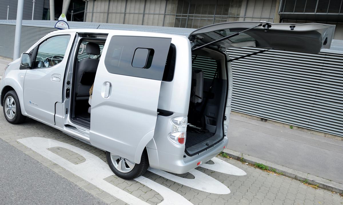 Hereinspaziert: Für hinten hat der e-NV200 zwei Schiebetüren und eine Klappe.