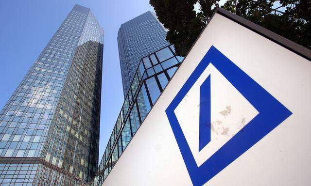 Logo der Deutsche n Bank am Mitarbeitereingang vor den Tuermen der Zentrale in Frankfurt, Hessen, Deutschland *** Deutsc