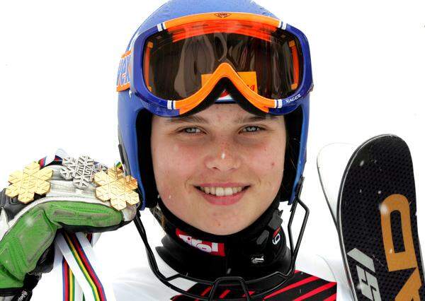 Die Rennläuferin aus Adnet im Salzburger Tennengau holt sich 2005/06 als 16-Jährige gleich in ihrer ersten Saison im Europacup den Gesamtsieg. In Quebec wird sie Juniorenweltmeisterin (Super G und Kombination). Den Gesamtsieg wiederholt sie in der darauffolgenden Europacupsaison.