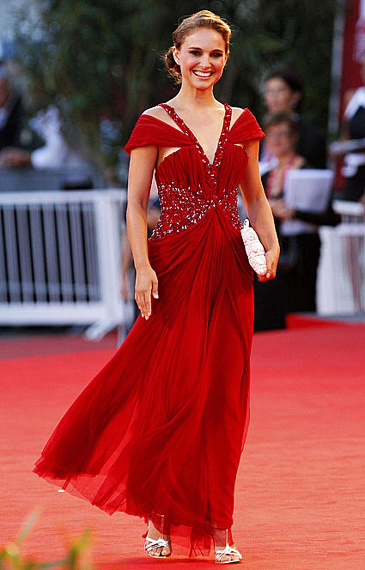 Sie ist einer der großen Stars der diesjährigen Filmfestspiele: Natalie Portman spielt in "Black Swan" eine Ballettänzerin. Bei der Premiere erschien sie in einer bodenlangen, roten Robe von Rodarte. Das Design-Duo hinter dem Label, Kate und Laura Mulleavy, entwarf auch die Kostüme für die Tänzer des Films.