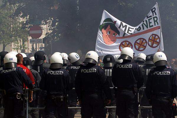 Die Partie dürfte mit hoher Wahrscheinlichkeit mit einem Sieg für die Austrianer gewertet werden, den Rapidlern drohen nach dem Eklat drakonische Strafen.